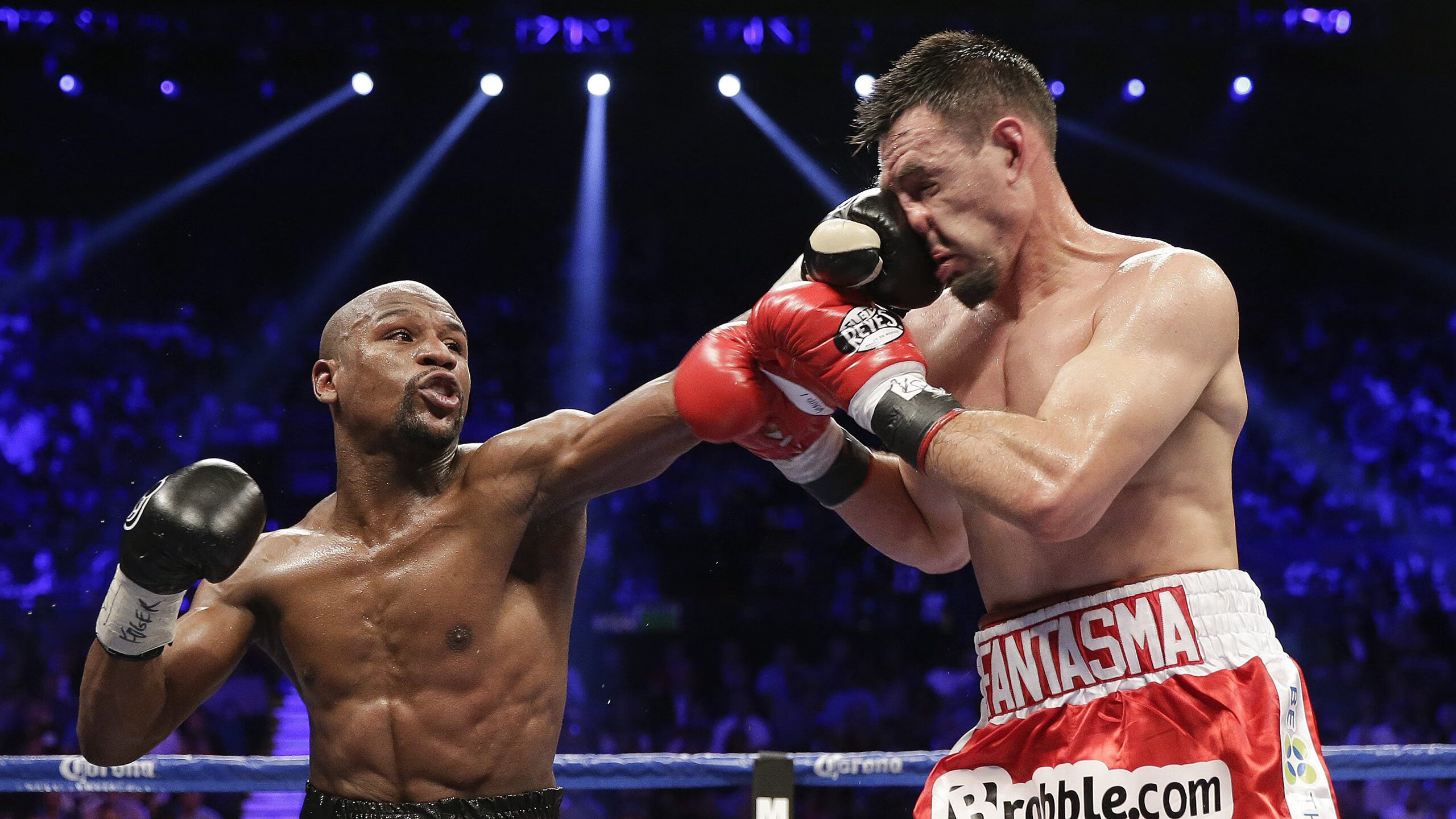 伊朗球员被雪卡住球鞋,教练拿热水壶解围,伊朗队球员